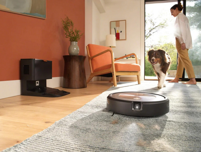 Smarta iRobot Roomba j9 lyfter golvmoppen när roboten åker över mattor